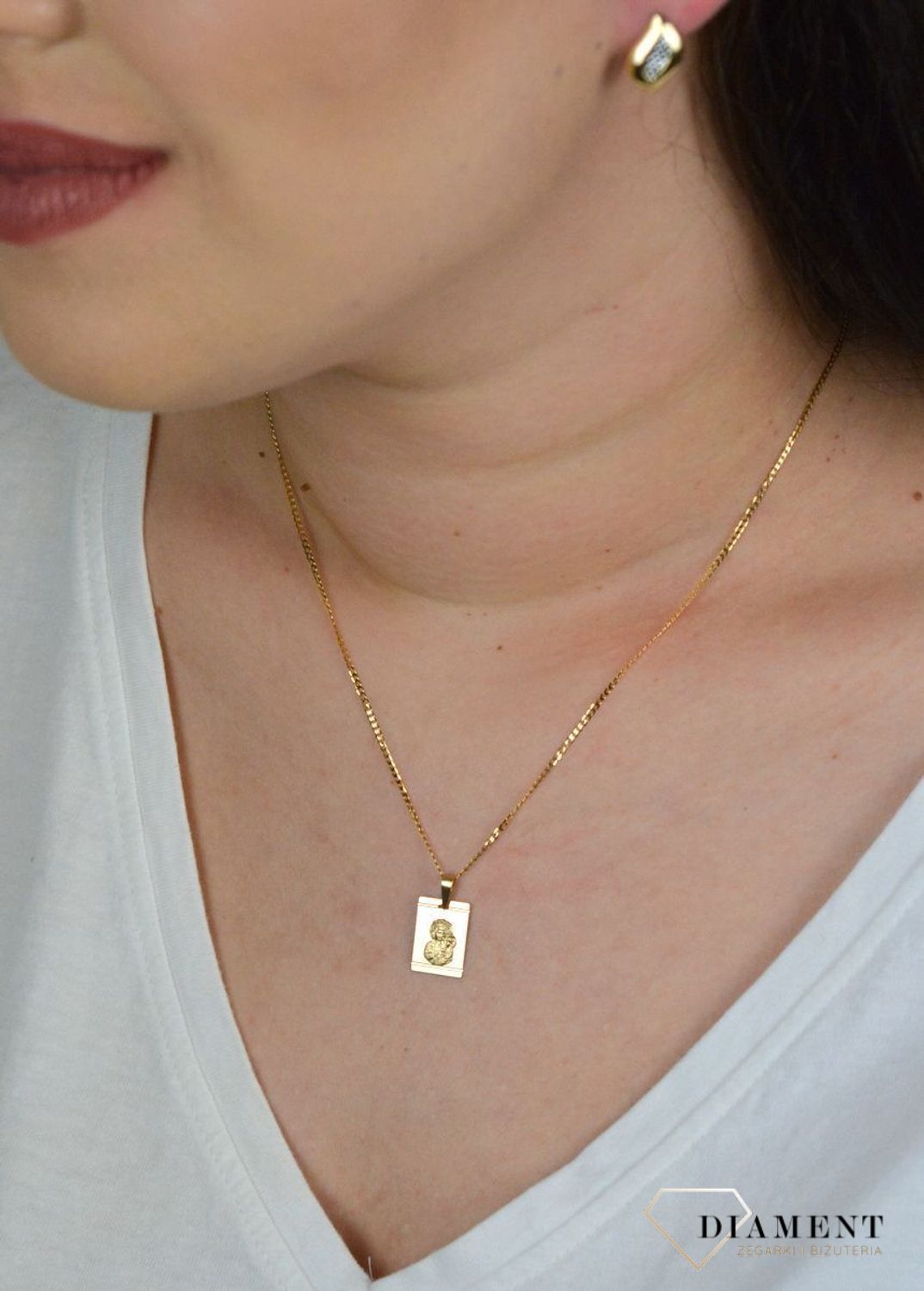 Złoty, prostokątny medalik z Matką Boską Częstochowską. ZA 6061A.jpg